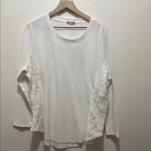 Energe 2X Women's White Lace Detail Top